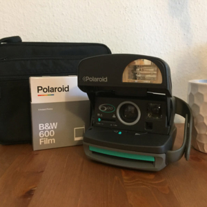 Polaroid 600 grüngrau mit Blitz und Tasche