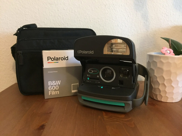 Polaroid 600 grüngrau mit Blitz und Tasche