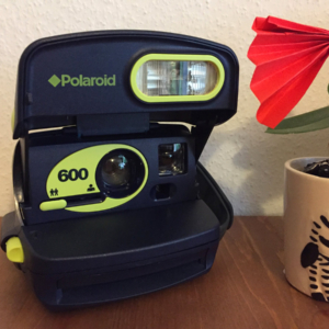 Polaroid 600 gelbblau mit Blitz