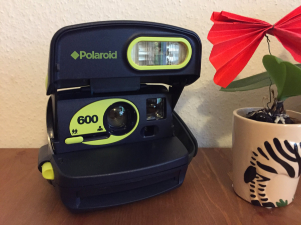 Polaroid 600 gelbblau mit Blitz
