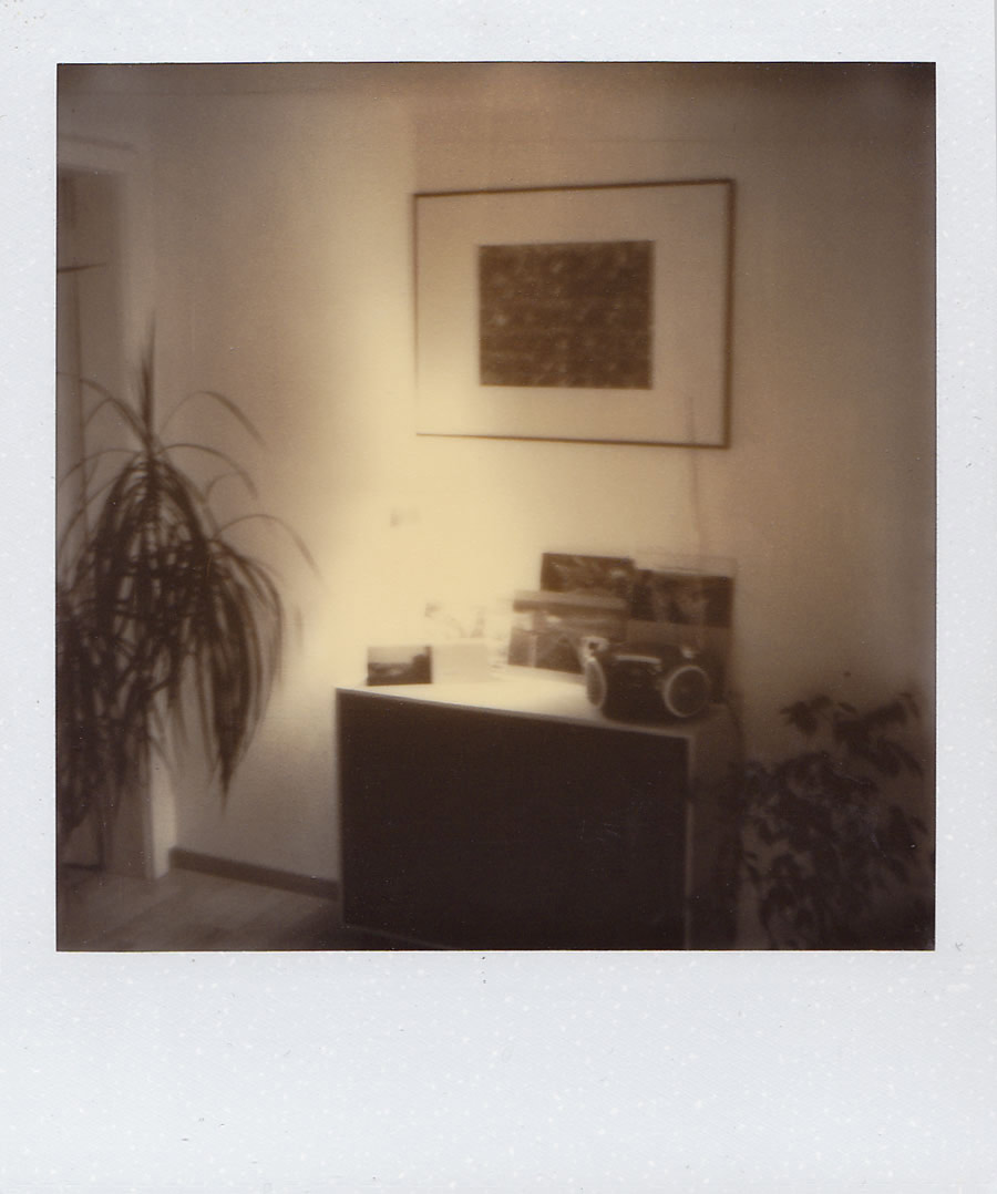 Polaroidfoto Wohnzimmer mit Radio SW